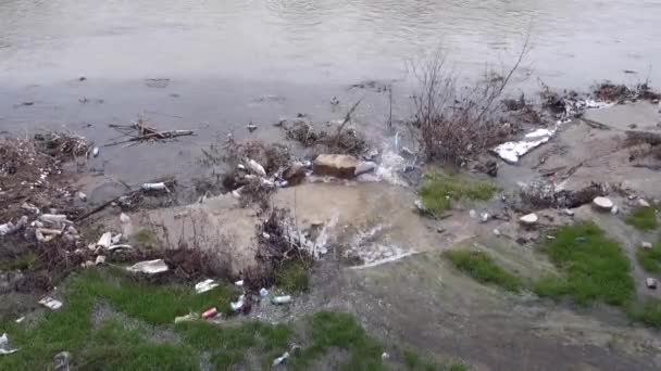 Doğal Nehirlerin Insanlar Tarafından Kirlenmesi Kentsel Atıklar Tarafından Kirletilmiş Nehir — Stok video