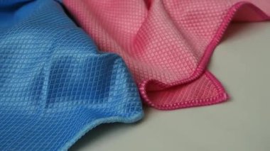 Yakın çekim mikrofiber temizlik bezi, mikrofiber temizlik bezi mavi ve pembe renklerde.,