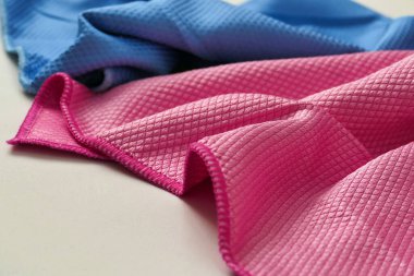 Ev temizliği için kullanılan renkli mikrofiber temizlik bezleri, beyaz arka planda yakın plan mikrofiber kumaşlar.,
