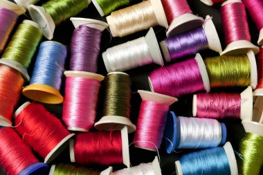 yakın plan renkli dantel iplikler, renkli bobinler, el işi iplikler,