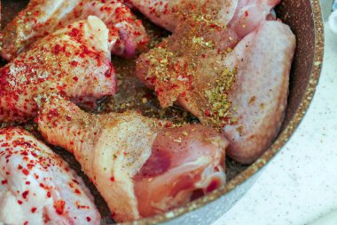 Biber, tuz ve kurutulmuş kekik soslu tavuk budu.,