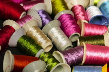 yakın plan renkli dantel iplikler, renkli bobinler, el işi iplikler,