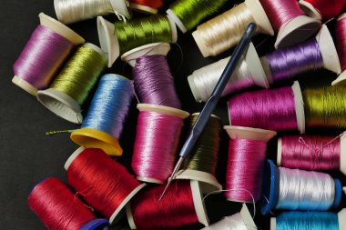 Yakın plan renkli iplikler, el işi iplikler, makara üzerindeki renkli dantel örgü iplikleri.,