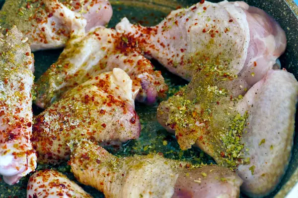 Biber, tuz ve kurutulmuş kekik soslu tavuk budu.,