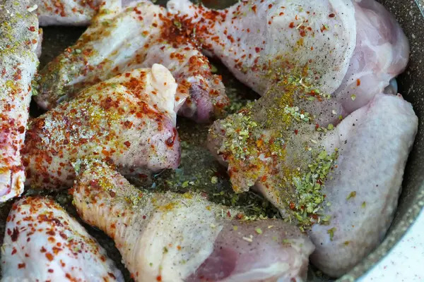 Biber, tuz ve kurutulmuş kekik soslu tavuk budu.,