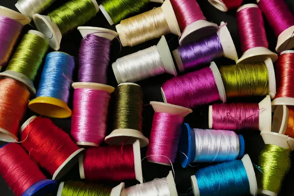 yakın plan renkli dantel iplikler, renkli bobinler, el işi iplikler,