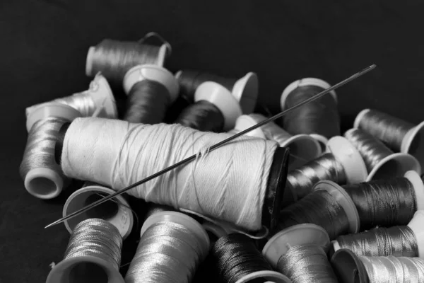 厚い縫製糸と大きな針 キルト針を保持するテーラーメイドのクローズアップ — ストック写真
