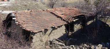 Çatı çökmek üzere olan eski bir ev. Çökmek üzere olan eski bir ev.,