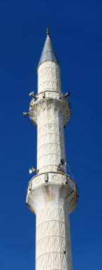 Mavi gökyüzüne doğru uzanan minareler, İslam ve minare, hindinin minare mimarisi,