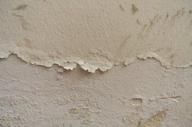 Duvar küflü ve nemden deforme olmuş.,