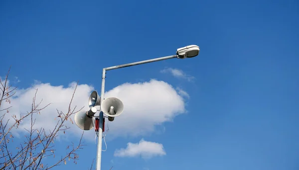 Straße Elektrische Beleuchtung Mast Und Durchsage Lautsprecher Stadt Durchsage Lautsprecher — Stockfoto