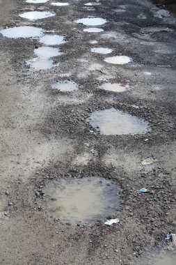 engebeli yollar, çamurlu deforme yollar, yağmurla yıkılmış yollar,