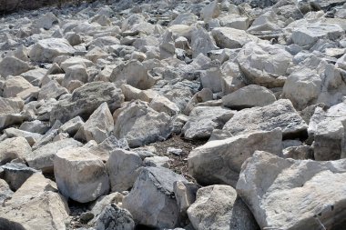 Göletlerin önüne yerleştirilmiş büyük kaya parçaları,