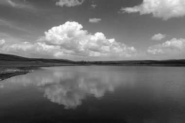 Gökyüzü gölü ve bulutların harika bahar manzarası, suya yansıyan bulutlar.,