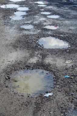 engebeli yollar, çamurlu deforme yollar, yağmurla yıkılmış yollar,