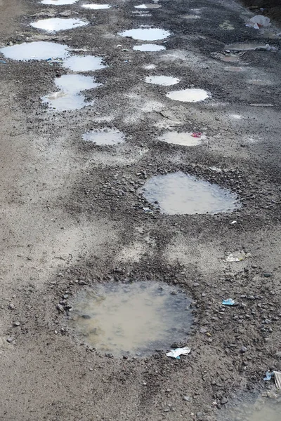 engebeli yollar, çamurlu deforme yollar, yağmurla yıkılmış yollar,