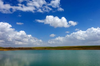 Gökyüzü gölü ve bulutların harika bahar manzarası, suya yansıyan bulutlar.,