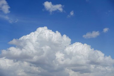 Gökyüzünde ilginç bulut kümeleri, yoğun yağmur bulutları, ilginç bulut şekilleri, pamuğa benzeyen harika beyaz bulutlar.,