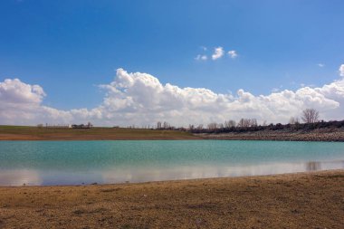 içme suyu, insanlık ve kuraklık sorununu sağlayan barajların sularını kuraklık ve azalttı.,