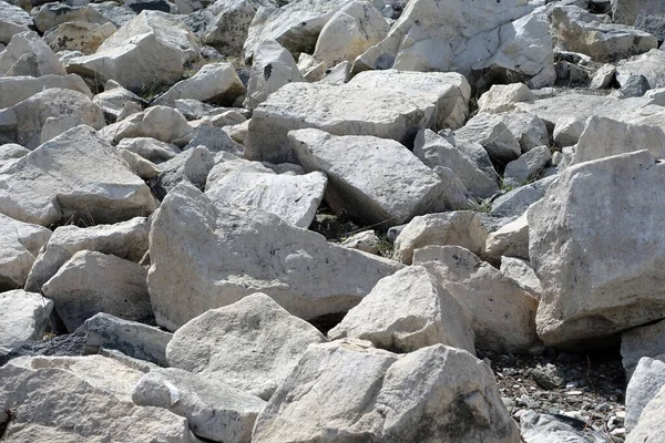 Μεγάλα Κομμάτια Βράχων Τοποθετημένα Μπροστά Από Λίμνες — Φωτογραφία Αρχείου
