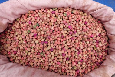 Paketlenmemiş bezelye tohumları, organik bezelye tohumları, atalarımızın tohumları, tohum dükkanlarında kumaş torbalarda satılıyor.,