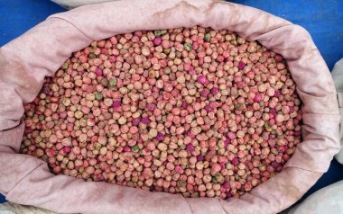 Paketlenmemiş bezelye tohumları, organik bezelye tohumları, atalarımızın tohumları, tohum dükkanlarında kumaş torbalarda satılıyor.,