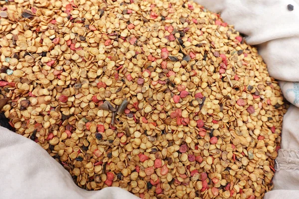 Paketlenmemiş biber tohumları organik atalardan kalma tohumlar kumaş torbalarda satılıyor.,