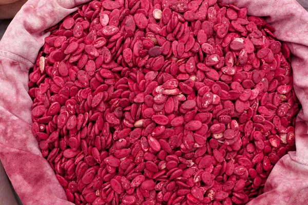 Paketlenmemiş yenebilir kabak tohumları kumaş torbalarda satılıyor, organik ataları tohumlar.,