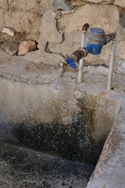 Faydasız musluktan akan su ve su israfı, musluktan basınçlı su,