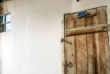 Ahşap kapı ve üzerinde bir kilit var, eski klasik ev kapısı ve kilidi üzerine kilitlenmiş.,