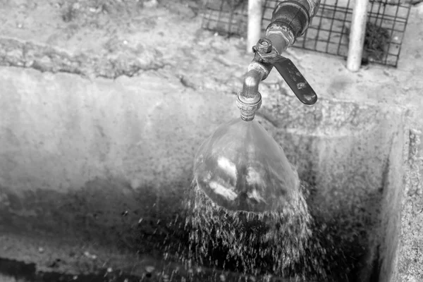 Água Que Flui Torneira Vão Desperdício Água Água Pressurizada Torneira — Fotografia de Stock