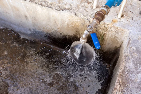 Água Que Flui Torneira Vão Desperdício Água Água Pressurizada Torneira — Fotografia de Stock