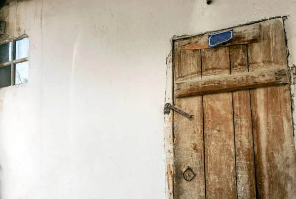 Ahşap kapı ve üzerinde bir kilit var, eski klasik ev kapısı ve kilidi üzerine kilitlenmiş.,