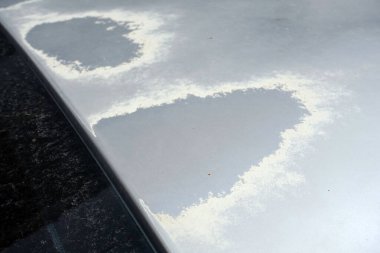 Güneş yüzünden araba yüzeyinde boya bozulması var.,