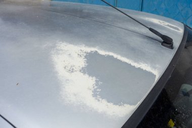 Arabanın vücudunda güneş yanıkları, arabanın boyası güneşten yanıyor.,