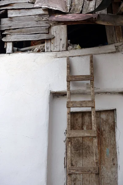 Çatıya çıkmak için klasik el yapımı tahta merdiven.,