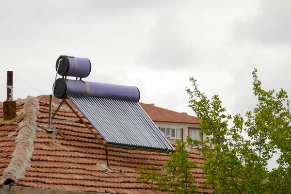 Evin Çatısında Yenilenebilir Enerji Kaynakları Güneş Suyu Isıtma Sistemi Kullanılıyor — Stok fotoğraf