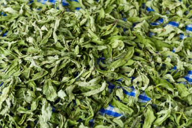 Yemeklere tat katmak için naneli şeker, baharat çeşitlerinden kurutulmuş nane.,