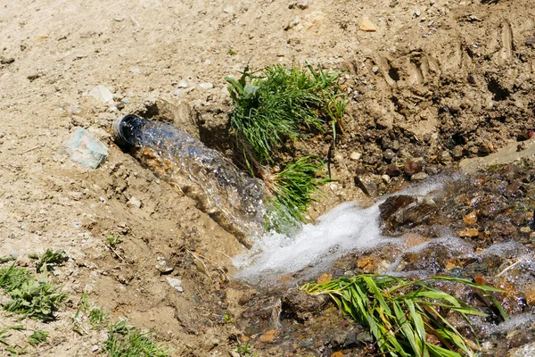 Szybkie Przejrzyste Źródło Wody Pitnej — Zdjęcie stockowe