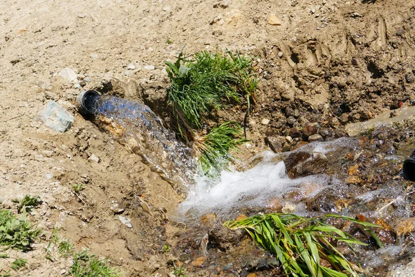 清洁的饮用水以加压的方式流经管子 — 图库照片