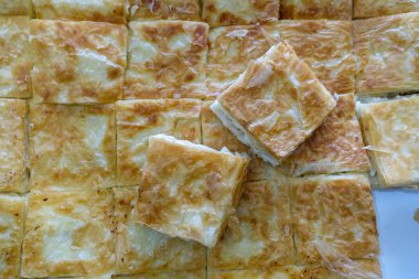 Bir tepsi dolusu hamur işi, Türk usulü peynirli turta, Borek usulü Türk usulü yakın plan, peynirli turta.,