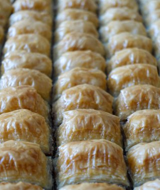 Fırın tepsisinde dilimlenmiş ünlü Türk baklavası, Gaziantep baklava,