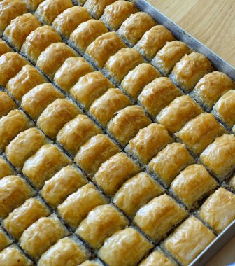 Fırın tepsisinde dilimlenmiş ünlü Türk baklavası, Gaziantep baklava,