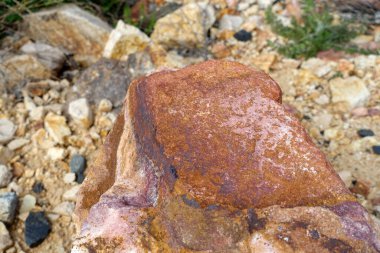 Değişik renkler ve doğadaki kaya tipleri, dünyadaki farklı kaya şekilleri, kaya çeşitleri, sarı kayalar.,