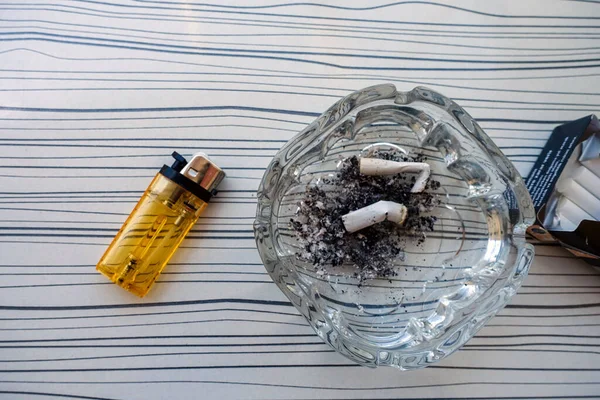 Zigarette Aschenbecher Und Feuerzeug Stehen Gemeinsam Auf Dem Tisch — Stockfoto