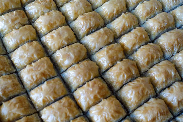 Fırın tepsisinde dilimlenmiş ünlü Türk baklavası, Gaziantep baklava,