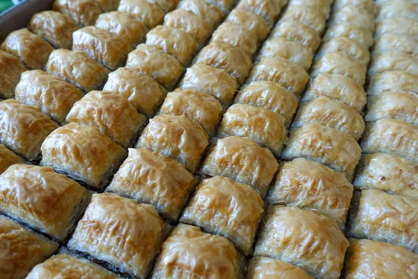 Fırın tepsisinde dilimlenmiş ünlü Türk baklavası, Gaziantep baklava,