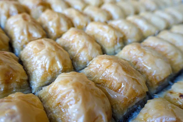 Fırın tepsisinde dilimlenmiş ünlü Türk baklavası, Gaziantep baklava,