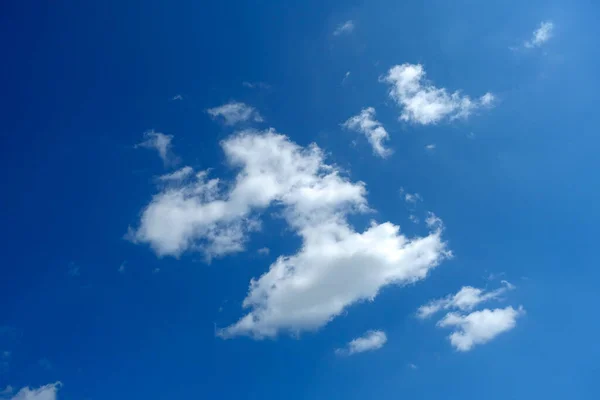 青い空と雲様々な形の雲 — ストック写真