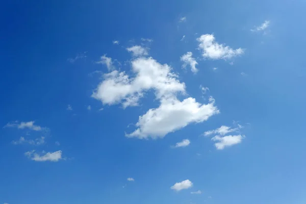 Γαλάζιος Ουρανός Και Σύννεφα Σύννεφα Διαφορετικών Σχημάτων — Φωτογραφία Αρχείου